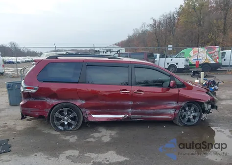 2015 Toyota Sienna Se Premium 8 Passenger z USA, uszkodzony, nr VIN 5TDXK3DC1FS651996